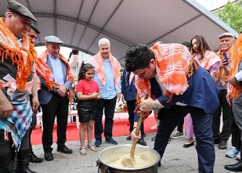 Tunç Soyer ve Erhan Kılıç keşkek dövdü