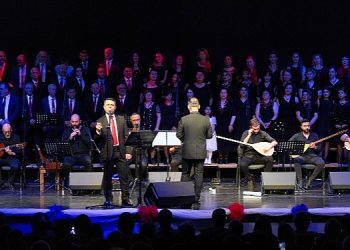 Türküler, zelzelede hayatını yitirenler anısına seslendirildi