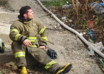 Yangına müdahale eden itfaiye eri dumandan etkilendi