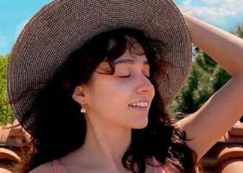 Yiğit pozlara beğeni yağdı… Zeynep Bastık sere serpe uzanarak poz verdi! İç çamaşırı gözükünce…