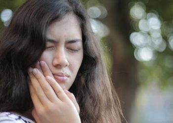 Yirmilik Diş Ağrısı Nasıl Geçer? Belirtileri Nelerdir?