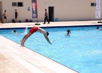 Aydın Büyükşehir Belediyesi’nden Karacasulu çocuklara karne armağanı