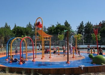 Aydınlı çocuklar sıcaklarda serinlemenin en hoş yolunu buldu