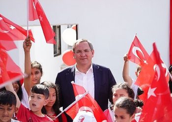 Ayvalık Belediyesi, yaz tatili müddetince çocukların ve gençlerin verimli ve keyifli vakit geçirmeleri emeliyle yaz kursları düzenliyor.