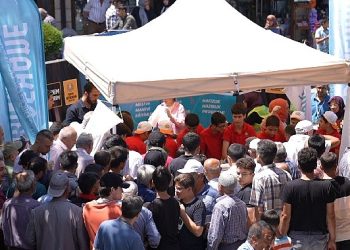 Bilgehane Öğrencileri Vatandaşlara Aşure İkram Etti