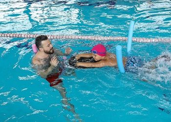 Bucalılar belediyenin havuzlarında serinliyor