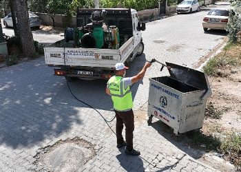 Burhaniye Belediyesi Sıhhat İşleri Müdürlüğü grupları 12 Kişi ve 5 araç ile yılın 12 ayı yaptığı ilaçlama çalışmalarına yaz döneminde sürat kazandırdı.
