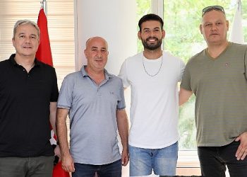 Burhaniye Belediyespor, gol hükümdarı ile yola devam ediyor