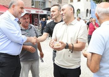 Canik Belediye Lideri İbrahim Sandıkçı, vatandaşlara aşure ikram etti.