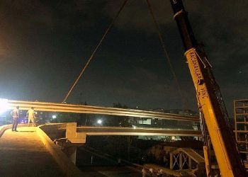 Darıca feribot yolu üstgeçidinin kirişleri monte edildi