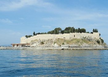 Dünyaca ünlü ören yerleri, tertemiz kıyılar ve çağdaş kent yaşantısı gençleri bekliyor