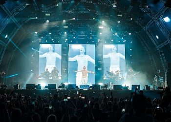 Edis Harika Sahne Performansı ile 10 Bin Seyirciyi Mest Etti