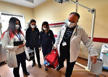 Eşrefpaşa Hastanesi’nin konutta bakım grupları 18 bin bireye derman oldu