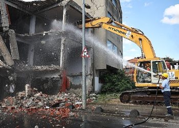 Fatih Mahallesi’ndeki 33 yıllık bina yıkıldı