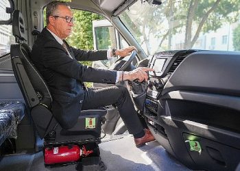 Gaziemir Belediyesi’ne yeni engelli aracı