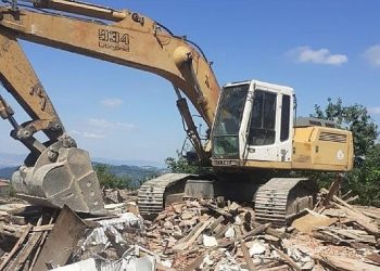 Gölcük’te metruk ve orta hasarlı bina yıkımları sürüyor