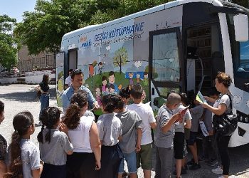 İnci Vakfı Gezici Kütüphanesi yaz sonuna kadar zelzele bölgesindeki faaliyetlere dayanak sağlayacak