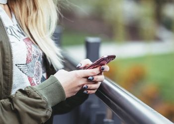 İnsanların yüzde 82’si oburlarının telefonunu kurcalıyor