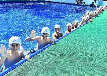 İzmir’de havuzlar kuruldu çocuklar memnun