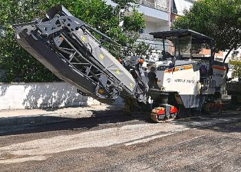 Karabağlar’da asfaltlama çalışmaları sıcak dinlemiyor