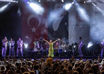 Karsu eğitimde fırsat eşitliği için Çeşme’de sahne aldı