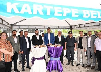 Kartepeliler kent meydanında bayramlaştı