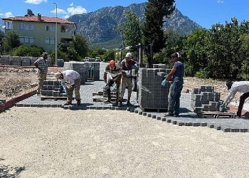 Kemer’de yol ve kaldırım çalışmaları