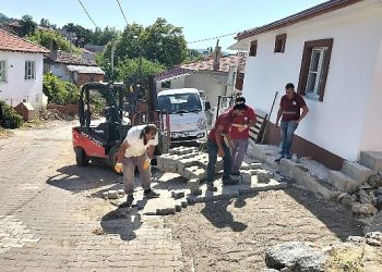 Kırsalda sokaklar parke taş ile örülüyor