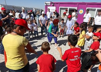 Koç Holding, Kahramanmaraş merkezli sarsıntıların akabinde bölgede birinci günden bu yana yürüttüğü kapsamlı çalışmaları aralıksız sürdürüyor.