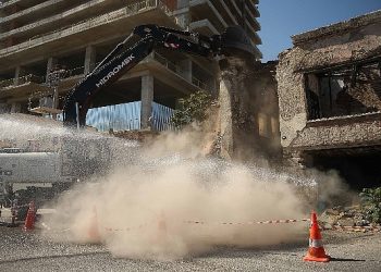 Konak’ta tehlike saçan iki binanın yıkımı gerçekleşti