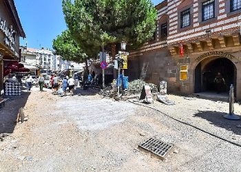 Kritik caddede üstyapıya geçiliyor