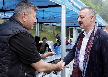 Lider Büyükakın’a ikram kemençe