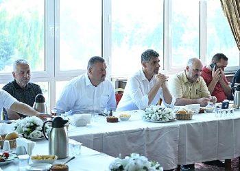 Lider Kocaman muhtarlarla bir ortaya geldi