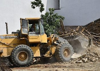 Malkara Belediyesi tarafından metruk binaların yıkımına devam ediliyor