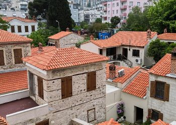 Narlıdere’nin birinci yerleşim yeri olan Yukarıköy’ün yaklaşık 3 yıldır süren onarım çalışmaları tamamlandı