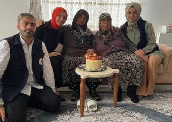 Pambuk teyze 79 yaşında birinci doğum gününü kutladı 