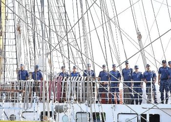 Tarihi gemiyi Torbalı Belediye bandosu karşıladı