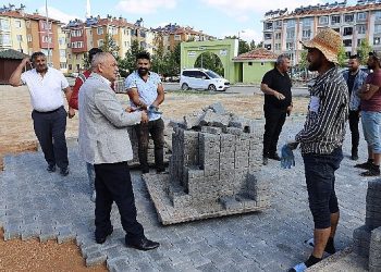 Yahyalı’da yeni açılan yollara parke döşeniyor