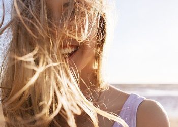 Yaz güneşi saçlarınızı yıpratmasın