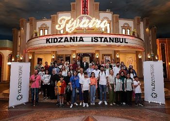 Yıldız Entegre’den görme engelli depremzede çocuklara WeWALK akıllı baston armağan