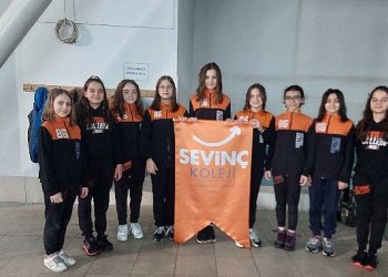 Yüzmede Yeni Yıldızlar Yükseliyor: Gençler Türkiye Şampiyonası’nda Birinci 10’da!