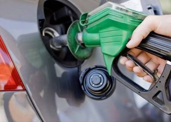 Benzinin litresine 1 lira 55 kuruş zam geldi