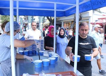 Antalya Büyükşehir aşure ikramına devam ediyor