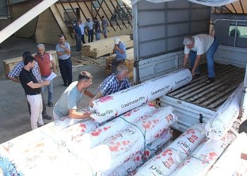 Antalya Büyükşehir’den Aksulu çiftçilere sera naylonu yardımı