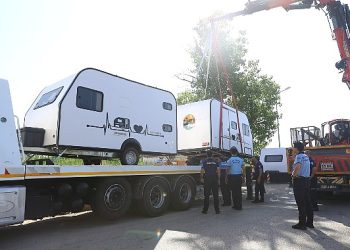 Antalya Konyaaltı Kıyısı’nda Karavanlar tahliye ediliyor