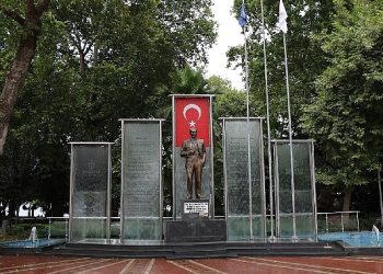 Atatürk heykelinin bakımı tamamlandı