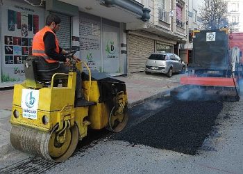 Bağcılar’da yollar asfaltlanarak inançlı hale getiriliyor