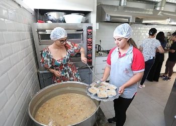 Bayraklı’da aşure rahmeti