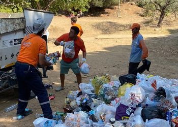 Belediye grupları yüzlerce torba çöp topladı