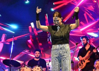 Ebru Yaşar’dan Büyüleyici Sahne Performansı: Hastalığa İnat!